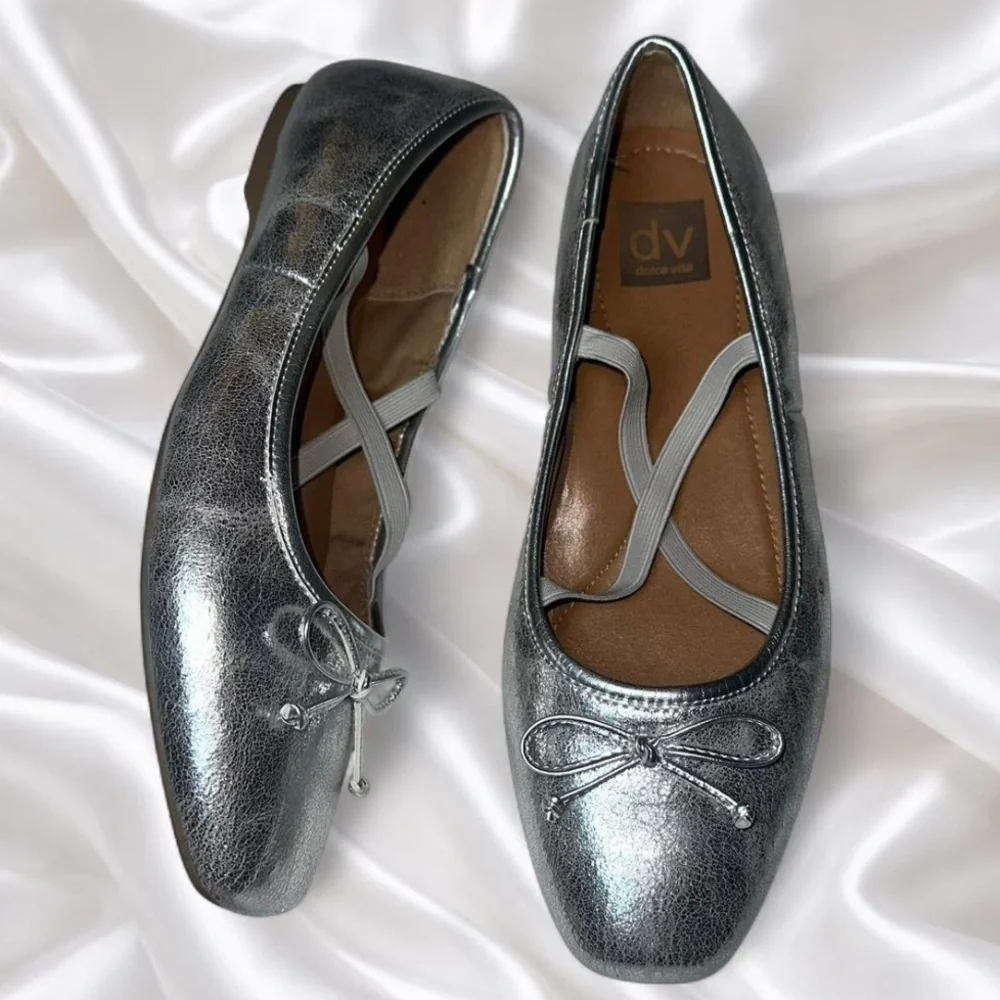 Ballet flats with dainty bow and criss cross straps Metallic Silver Flats